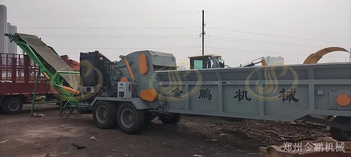 郑州金鹏移动式柴油木材破碎机在分散料场中的应用