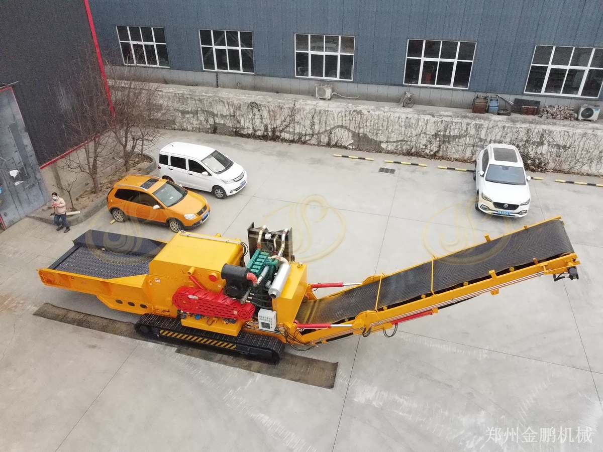 郑州金鹏移动树根粉碎机在分散料场转场作业中的应用说明