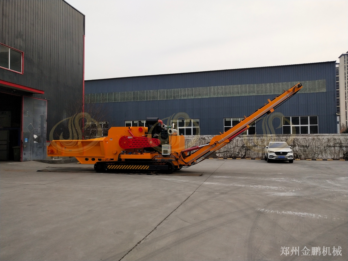 郑州金鹏移动式木头破碎机在分散料场转场作业中的应用