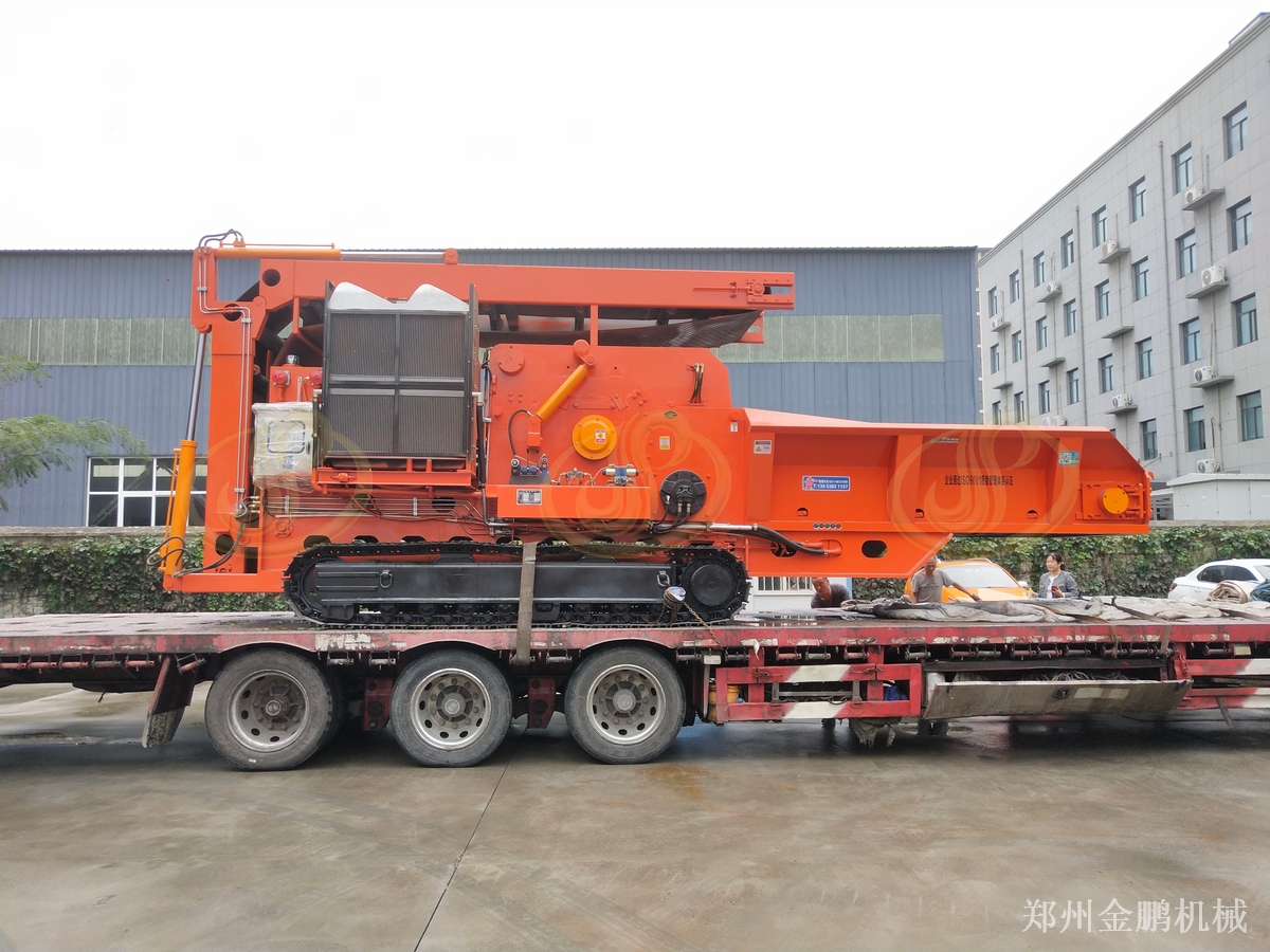 郑州金鹏大型移动式树枝粉碎机处理树枝和树干的选型要点