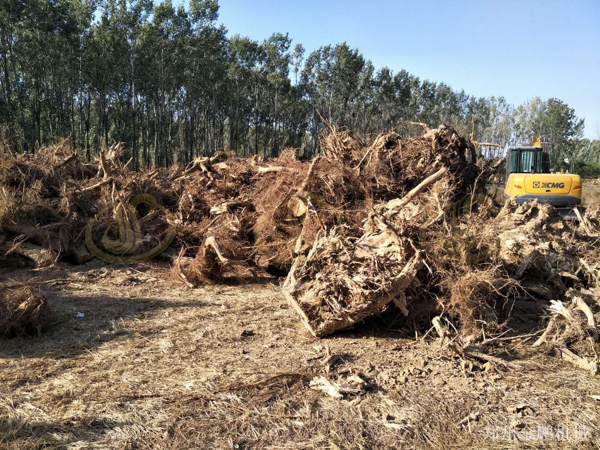 郑州金鹏大型自走式树枝粉碎机破碎园林枝条的型号选择