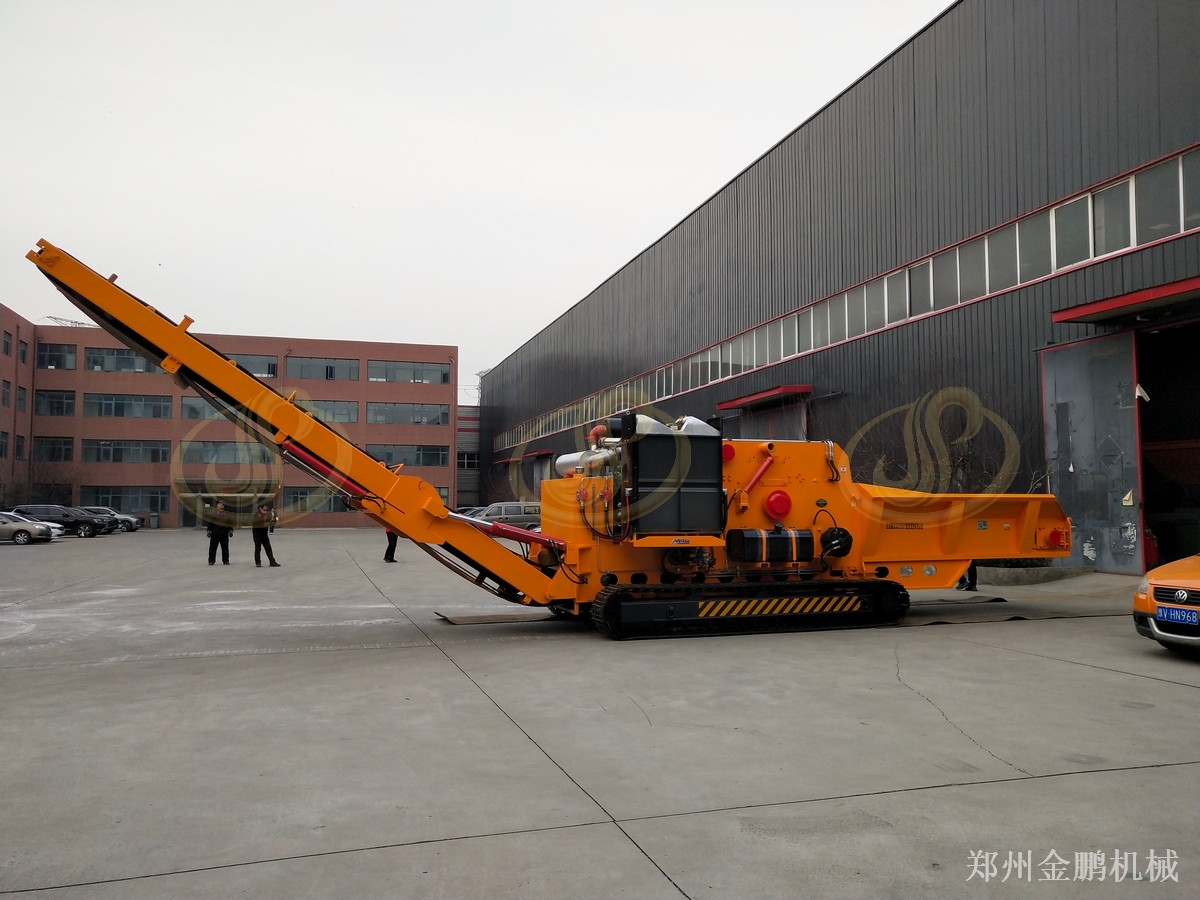 郑州金鹏移动式综合破碎机粉碎树枝与废旧木材的出料衔接