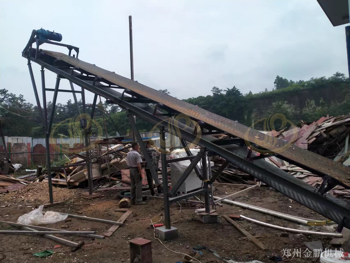 郑州金鹏建筑木板粉碎机JP1400在建材回收站的应用