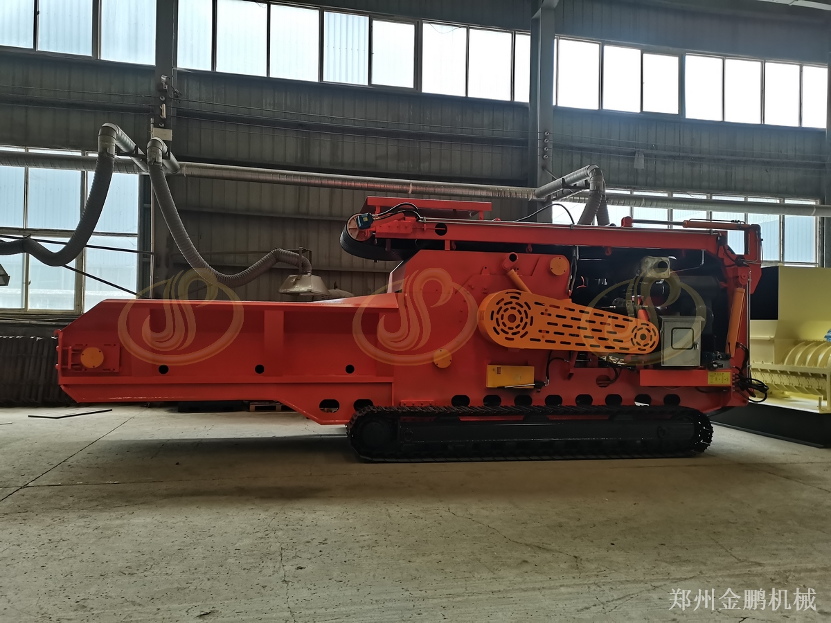移动式柴油木材破碎机，郑州金鹏履带式野外作业